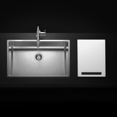 Kuhinjsko korito ADRIA vgrajeno v pult z armaturo, brušena površina in osrednji odtok
