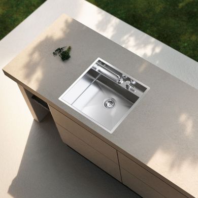 Zunanje pomivalno korito CANOVA LAGOON ob delovni površini, pripravljeno za armaturo