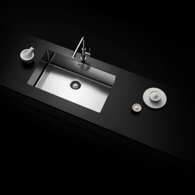 Primer podvgradne ali ploske vgradnje korita PURA v kuhinjski pult