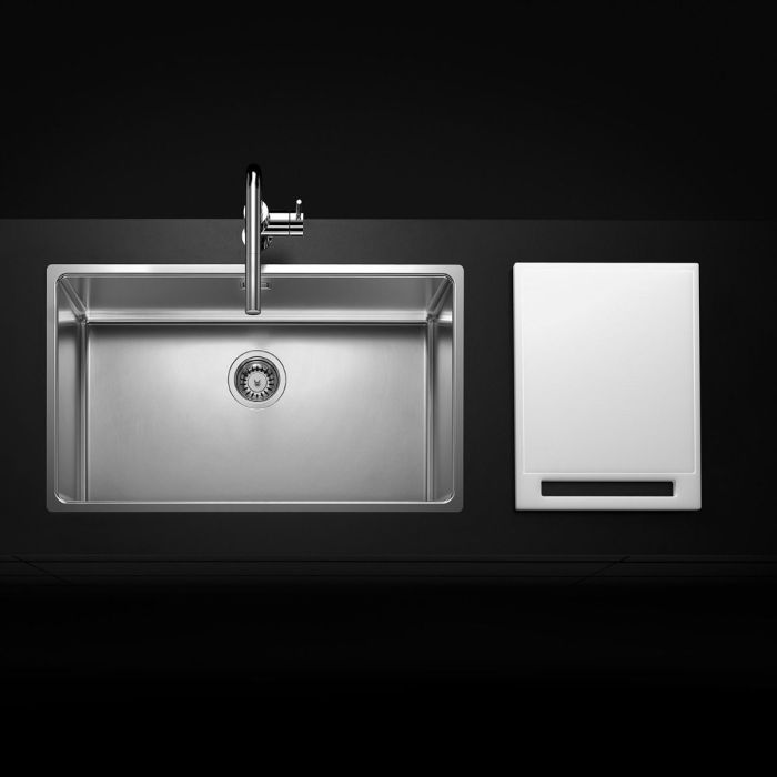 Kuhinjsko korito ADRIA vgrajeno v pult z armaturo, brušena površina in osrednji odtok
