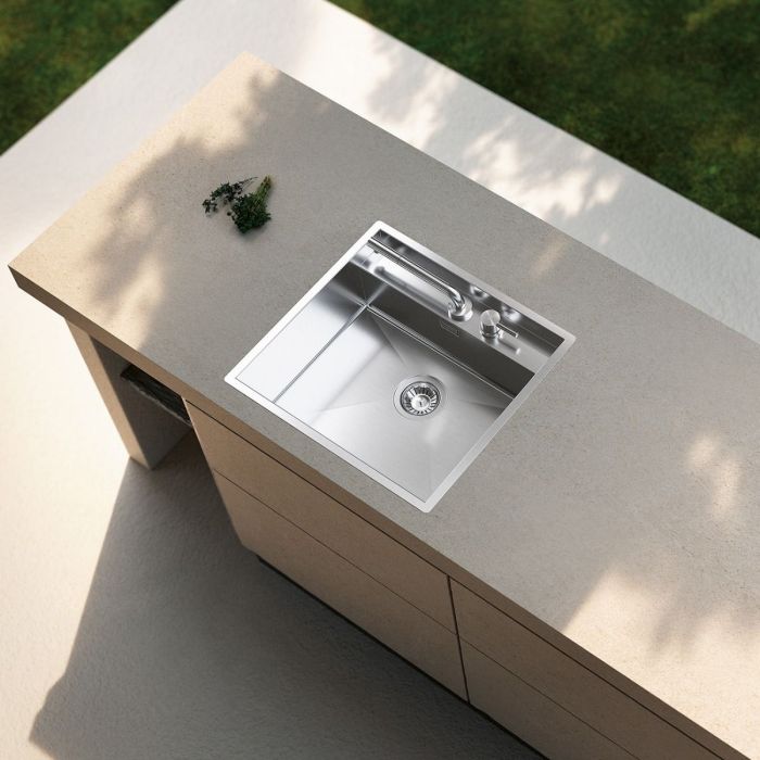 Zunanje pomivalno korito CANOVA LAGOON ob delovni površini, pripravljeno za armaturo